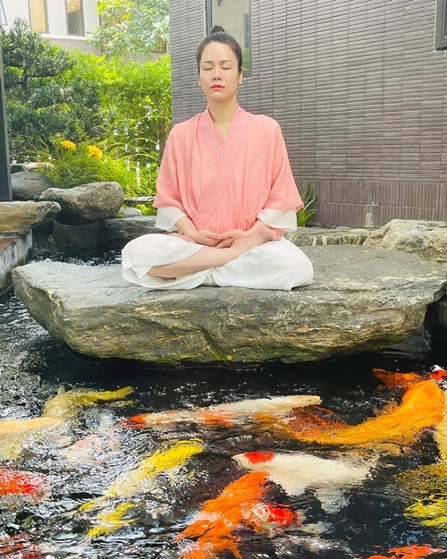 Biệt thự của Nhật Kim Anh có hồ cá coi - nơi người đẹp ngồi thiền hoặc đọc sách.