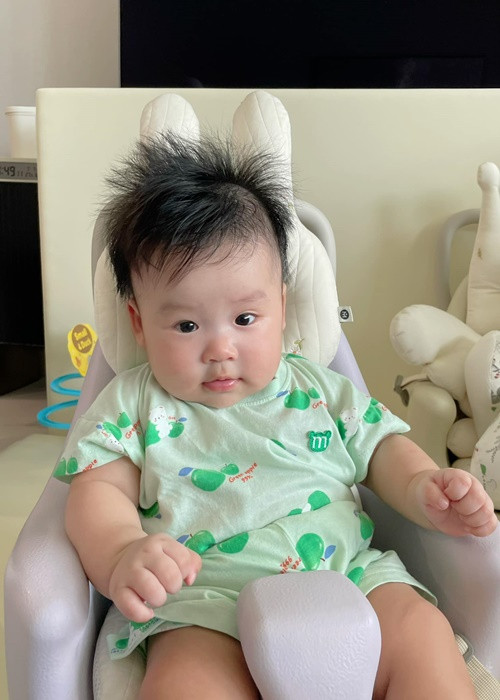 Con trai của Sam trộm vía bụ bẫm với gương mặt bầu bĩnh, chân tay tròn lẳn.