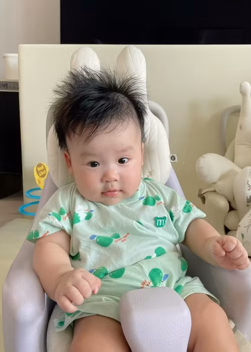 Con trai của Sam trộm vía bụ bẫm với gương mặt bầu bĩnh, chân tay tròn lẳn.