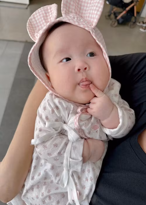 Con gái của Sam cũng được nhiều cư dân mạng yêu thích.