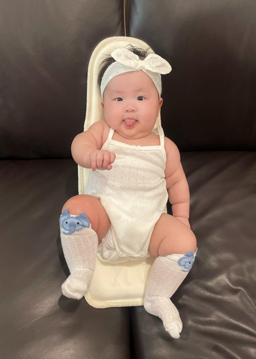 Bé Ijin dễ thương không kém cậu em trai song sinh của mình.