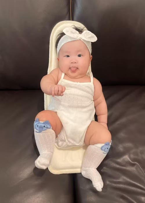 Bé Ijin dễ thương không kém cậu em trai song sinh của mình.