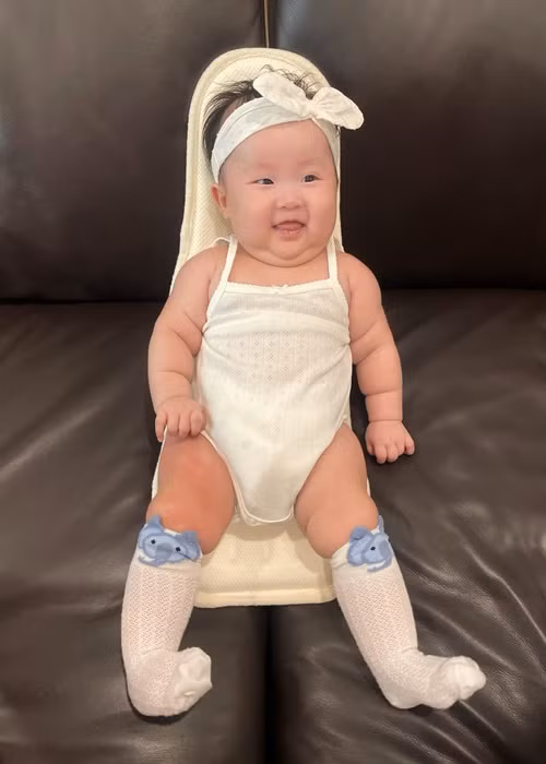 Sam còn đều đặn chia sẻ hình ảnh bé Ijin.