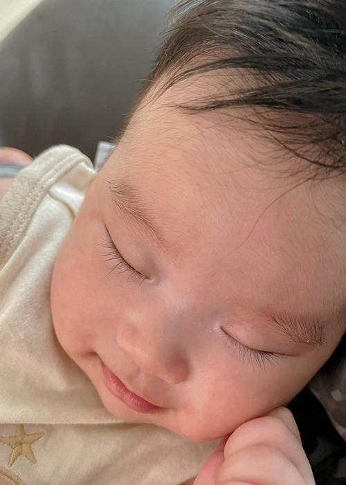 Con trai của Sam và chồng Hàn Quốc có nhiều biểu cảm đáng yêu.