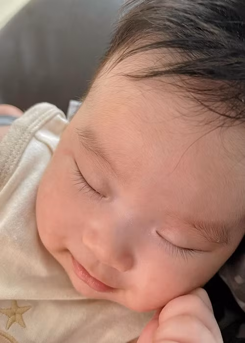 Con trai của Sam và chồng Hàn Quốc có nhiều biểu cảm đáng yêu.