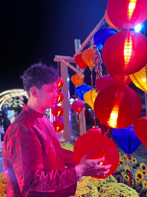 Tuy nhiên, Phi Hùng im hơi lặng tiếng về mối quan hệ với bạn gái. Có vẻ như anh đã chia tay.