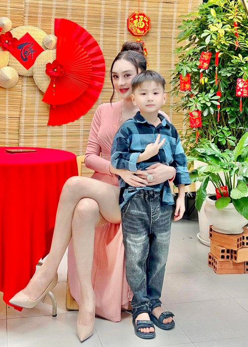 Lâm Khánh Chi từn chia sẻ, chồng cũ thỉnh thoảng gọi điện hỏi thăm hai mẹ con, 1-2 tháng lên chơi với con một lần.