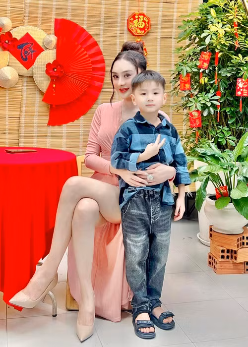 Lâm Khánh Chi từn chia sẻ, chồng cũ thỉnh thoảng gọi điện hỏi thăm hai mẹ con, 1-2 tháng lên chơi với con một lần.