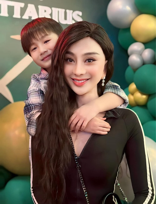 3 năm qua, Lâm Khánh Chi một mình nuôi con trai. Trước đây, cô được Phi Hùng hỗ trợ việc chăm sóc con.