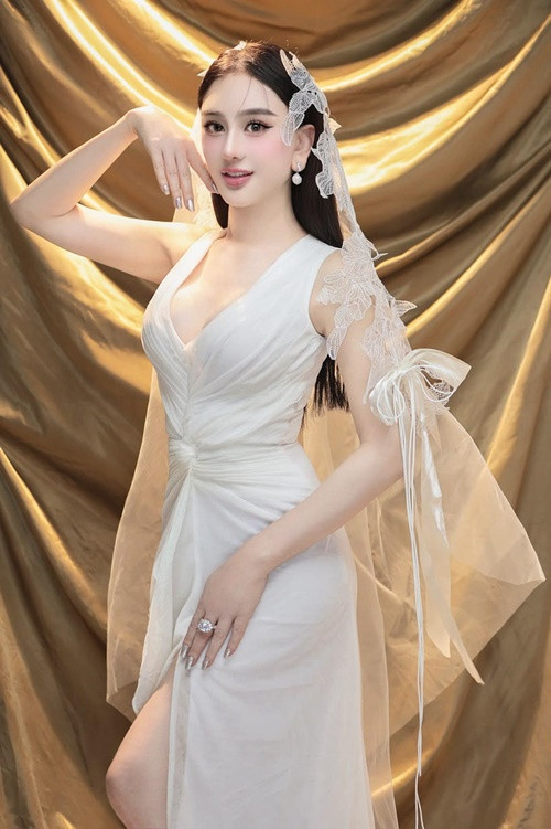 Sau khi ly hôn, nữ ca sĩ chuyển giới vướng tin đồn hẹn hò với trợ lý Phạm Giang.