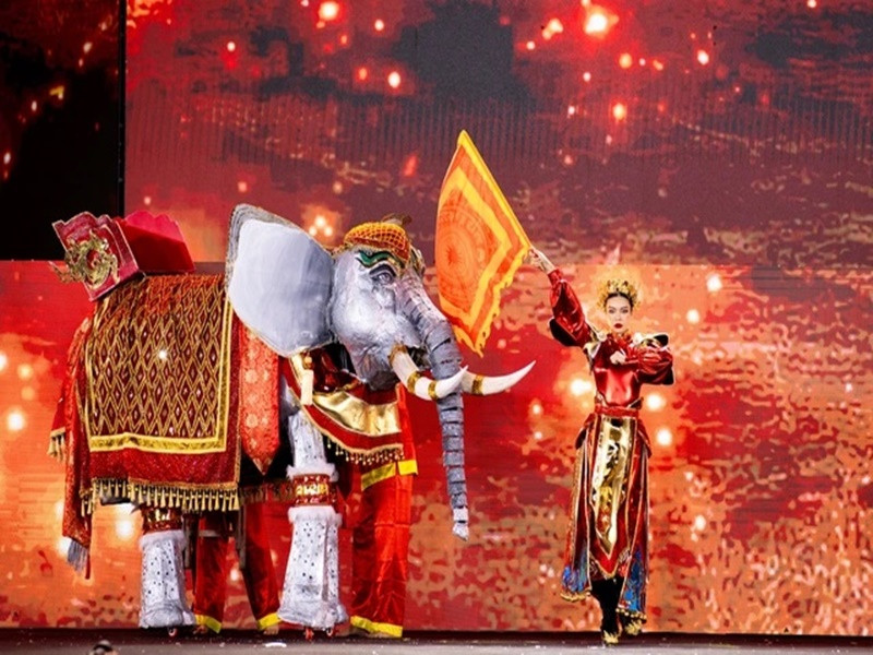 Phía ban tổ chức nhanh chóng xin lỗi khán giả và cho biết sự nhầm lẫn do nhân viên kỹ thuật đã sử dụng nhầm file âm thanh mà ban tổ chức chưa phê duyệt. Thực tế, có không ít sự cố "khó đỡ" từng xảy ra trong một số cuộc thi hoa hậu tại Việt Nam. Ảnh: Gia Đình Xã Hội.