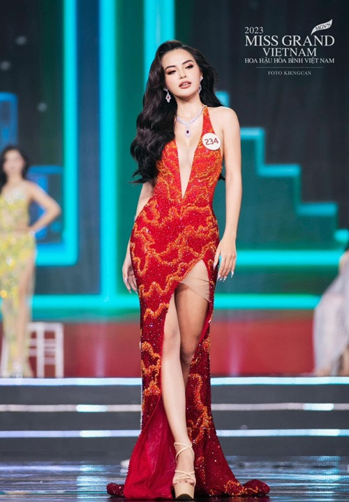 Ở Miss Grand Vietnam 2023, MC đọc tên thí sinh Nguyễn Vĩnh Hà Phương vào top 20 nhưng Nguyễn Minh Hoàng Kim nghe nhầm nên vui mừng tiến lên phía trước. Ảnh: Vietnamnet.