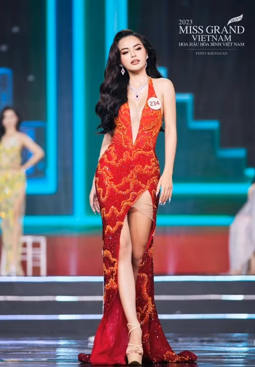 Ở Miss Grand Vietnam 2023, MC đọc tên thí sinh Nguyễn Vĩnh Hà Phương vào top 20 nhưng Nguyễn Minh Hoàng Kim nghe nhầm nên vui mừng tiến lên phía trước. Ảnh: Vietnamnet.