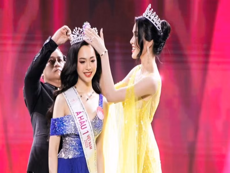 Phía ban tổ chức cho biết, bộ trang phục của Phương Anh khi bị ánh sáng rọi vào ở một vài góc độ nhất định đã tạo ra hình ảnh không đẹp trên sân khấu. Ban tổ chức cuộc thi hoa hậu xin lỗi khán giả và người hâm mộ khi không lường trước và không kiểm soát được sự cố. Ảnh: Tiền Phong.