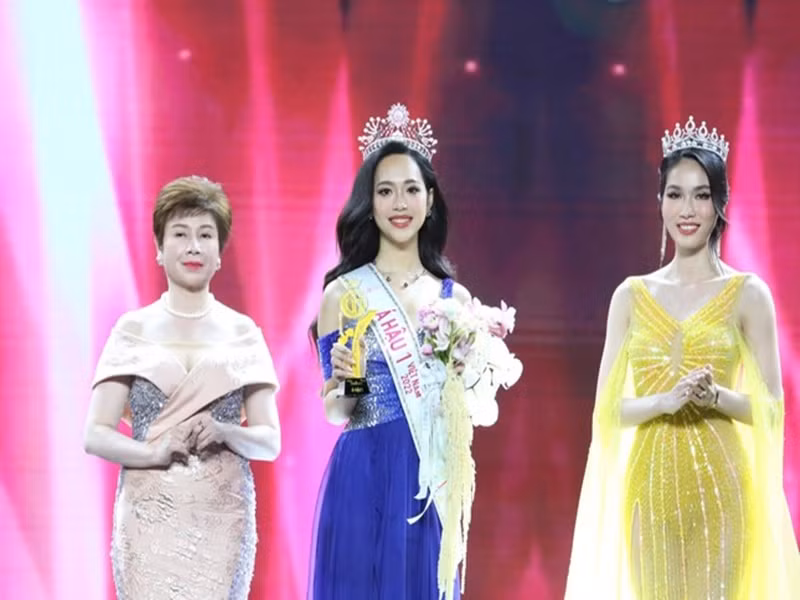 Phương Anh cho biết, sự cố xảy ra ngoài ý muốn. Người đẹp diện đồ ôm sát màu nude dài đến đầu gối để "bảo hộ" cơ thể nhưng đồ "bảo hộ" lần này không thể cứu được cô vì ánh sáng đã “hại” Phương Anh. Nàng hậu cho rằng sự cố là một tai nạn đáng xấu hổ. Ảnh: Tiền Phong.