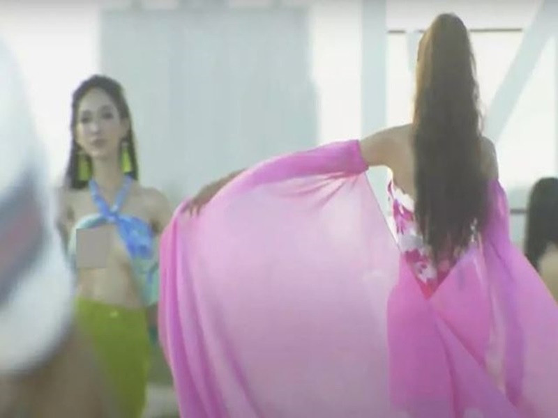 Đỗ Nhật Hà bị lộ ngực khi catwalk trong vòng thi Người đẹp biển thuộc khuôn khổ Hoa hậu Hoàn vũ Việt Nam 2022. Khi phát hiện sự cố, Lê Hoàng Phương khéo léo vung tà áo choàng bikini lên cao che chắn cơ thể Đỗ Nhật Hà, sau đó nhắc sự cố và hỗ trợ cô chỉnh trang phục. Ảnh Vietnamnet.