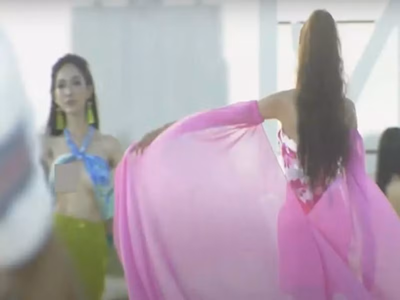 Đỗ Nhật Hà bị lộ ngực khi catwalk trong vòng thi Người đẹp biển thuộc khuôn khổ Hoa hậu Hoàn vũ Việt Nam 2022. Khi phát hiện sự cố, Lê Hoàng Phương khéo léo vung tà áo choàng bikini lên cao che chắn cơ thể Đỗ Nhật Hà, sau đó nhắc sự cố và hỗ trợ cô chỉnh trang phục. Ảnh Vietnamnet.