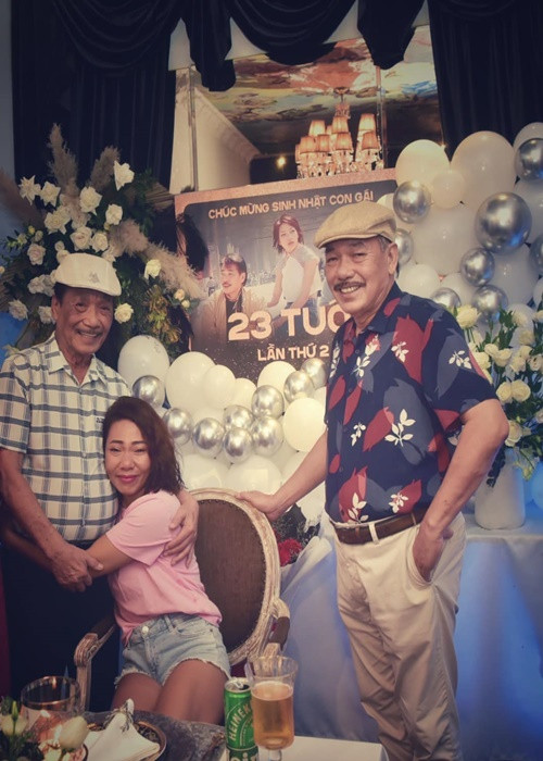 Hà Trần bật khóc khi được bố ruột - NSND Trần Hiếu và chú là nhạc sĩ Trần Tiến tổ chức sinh nhật năm 2023.