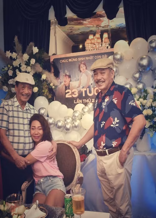 Hà Trần bật khóc khi được bố ruột - NSND Trần Hiếu và chú là nhạc sĩ Trần Tiến tổ chức sinh nhật năm 2023.
