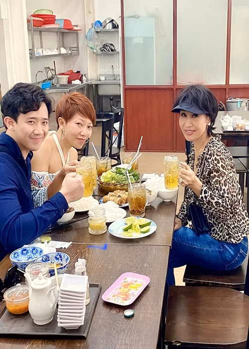 Hà Trần rất thân thiết với Trấn Thành. Nữ ca sĩ từng chia sẻ về kỷ niệm lúc mới quen Trấn Thành: “Lúc đầu, anh này bảo là fan của tôi, tôi không tin điều ấy nhưng mà đến khi thấy anh ấy thuộc bài hát của tôi còn hơn tôi thì tôi mới biết có gì đó sai sai ở đây”.