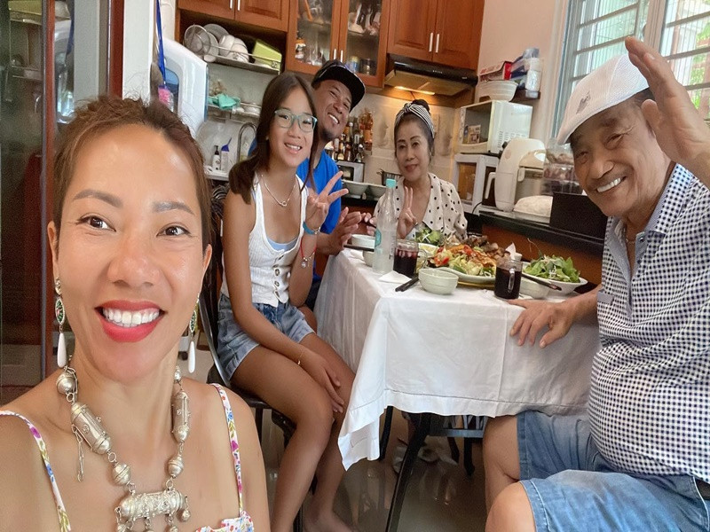 Nữ ca sĩ thường xuyên về Việt Nam thăm gia đình, người thân, bạn bè.