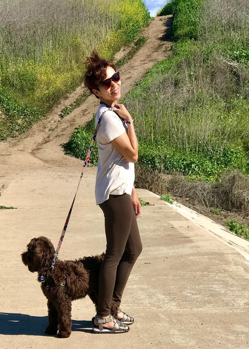 Ở Mỹ, 7h sáng, Hà Trần thức dậy làm đồ ăn cho con. Khi chồng đưa con đi học, nữ ca sĩ ăn sáng, tập thể dục, làm việc với các đối tác ở Việt Nam qua internet, rồi nấu cơm trưa.