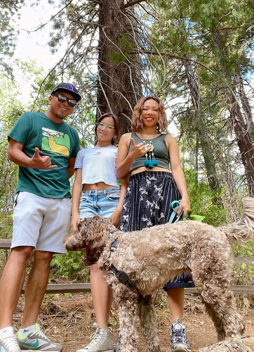 Buổi tối nữ ca sĩ đọc sách cho con nghe trước khi con ngủ. Sau đó, Hà Trần chuẩn bị, tập luyện cho các buổi diễn. Vào cuối tuần, vợ chồng Hà Trần thường đưa con đi dạo.