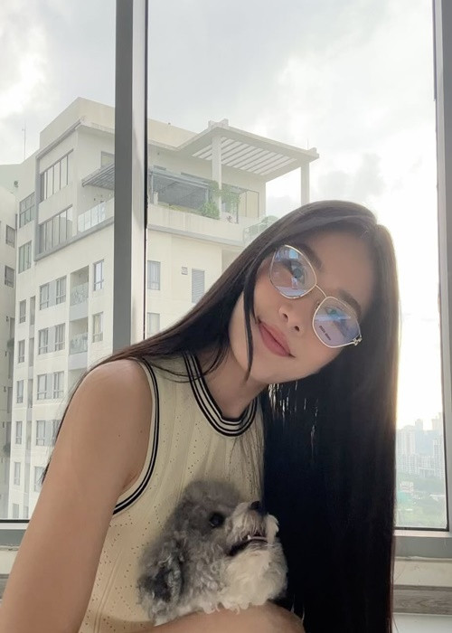 Nàng hậu nuôi cún cưng trong nhà. Ảnh: Instagram Phương Anh.