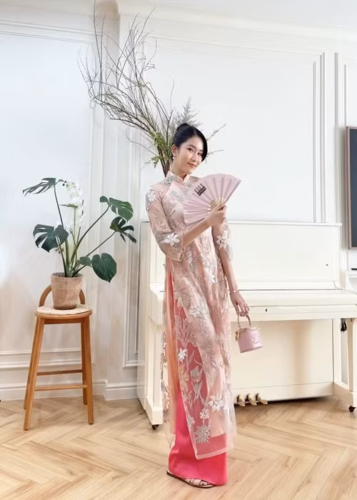 Nàng hậu thường xuyên tạo dáng trước cây đàn piano. Ảnh: Instagram Phương Anh.