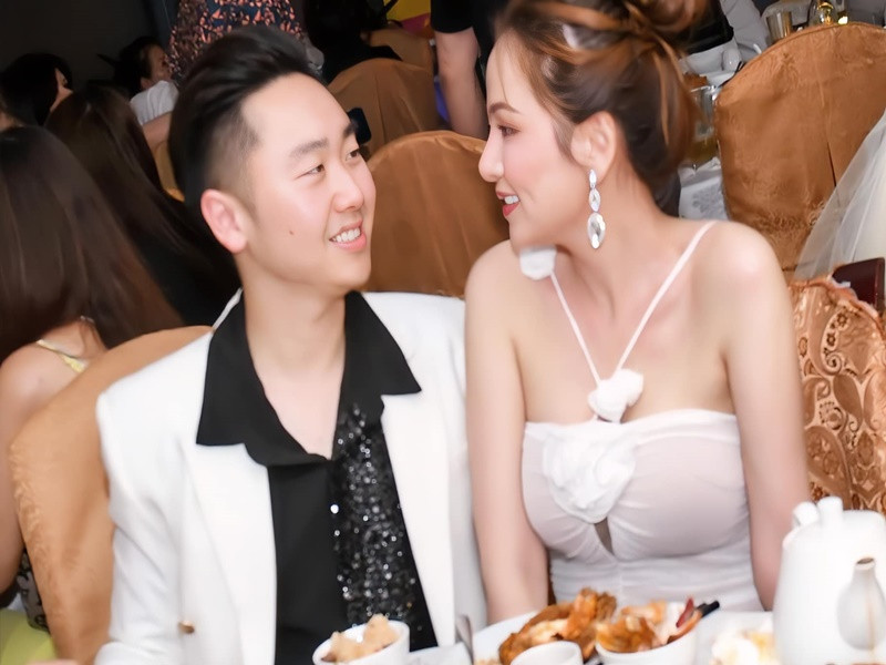 Diễm Hương mặc gợi cảm khiến Thanh Duy mê mẩn.