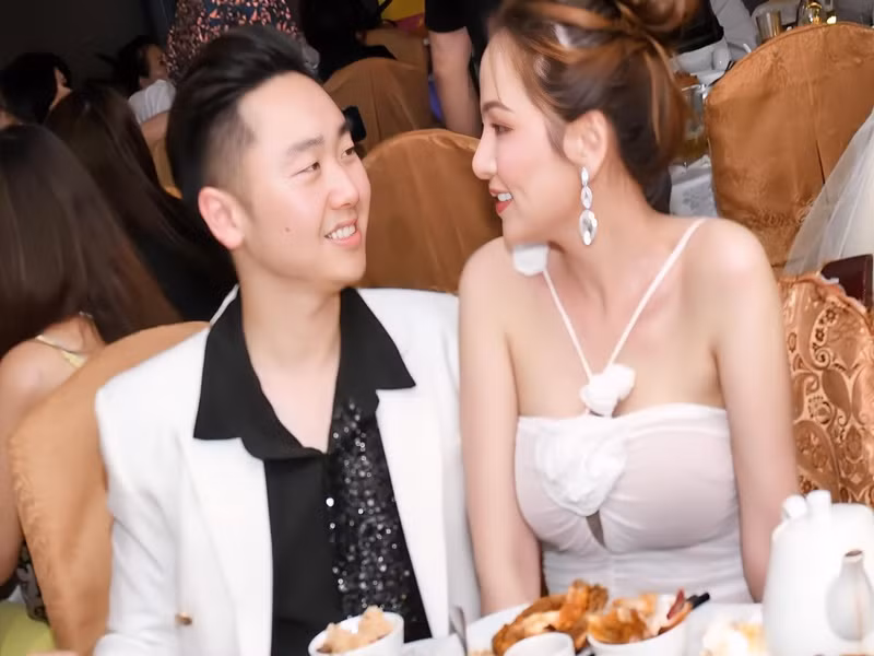 Diễm Hương mặc gợi cảm khiến Thanh Duy mê mẩn.