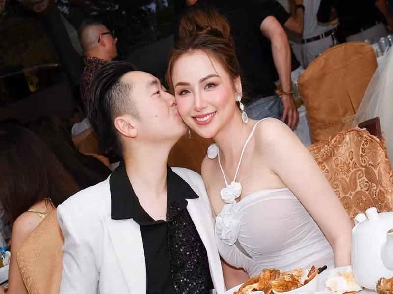 Diễm Hương và chồng kém tuổi ngày càng ngọt ngào sau đám cưới đầu năm 2024.