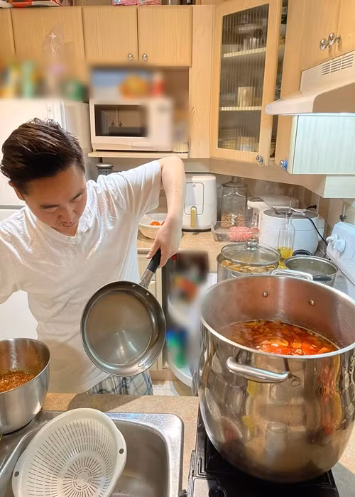 Thanh Duy nấu nhiều món ăn Việt Nam cho Diễm Hương.