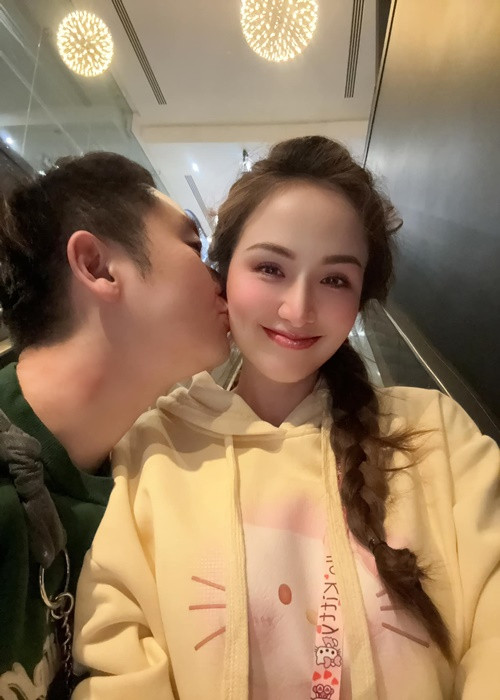 Thanh Duy hôn má Diễm Hương khi đi xem phim tối.