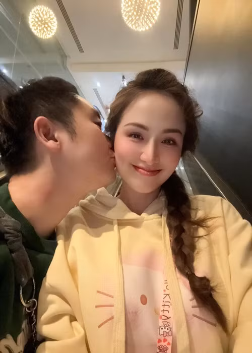 Thanh Duy hôn má Diễm Hương khi đi xem phim tối.