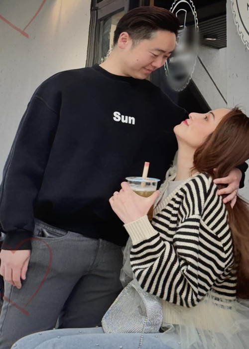 Nàng hậu chia sẻ, vợ chồng cô đi đâu cũng muốn có nhau.