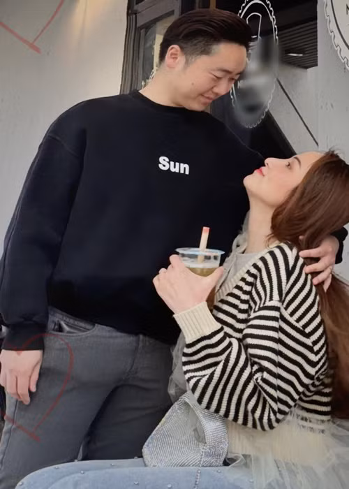 Nàng hậu chia sẻ, vợ chồng cô đi đâu cũng muốn có nhau.