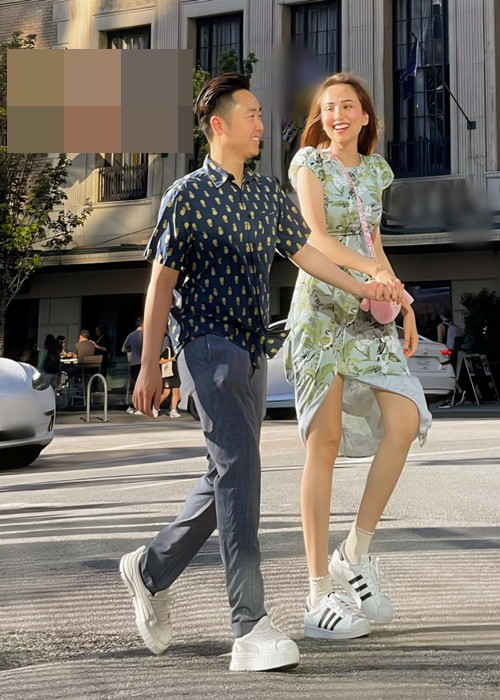 Cả hai tay trong tay dạo phố ở Canada.