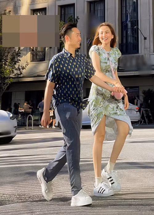 Cả hai tay trong tay dạo phố ở Canada.