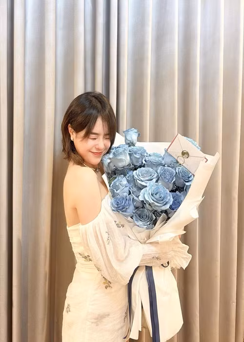 Nữ ca sĩ Thái Trinh vừa khoe loạt ảnh hẹn hò lãng mạn cùng chồng.