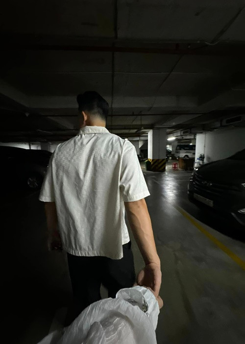 "Chị đẹp" khoe khoảnh khắc nắm tay chồng trong buổi hẹn hò.