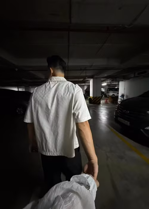 "Chị đẹp" khoe khoảnh khắc nắm tay chồng trong buổi hẹn hò.