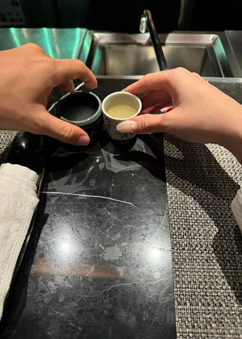 Vợ chồng Thái Trinh ăn tối ở nhà hàng.