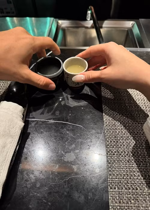 Vợ chồng Thái Trinh ăn tối ở nhà hàng.