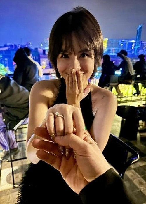 Nữ ca sĩ nhận lời cầu hôn vào tháng 1/2024.