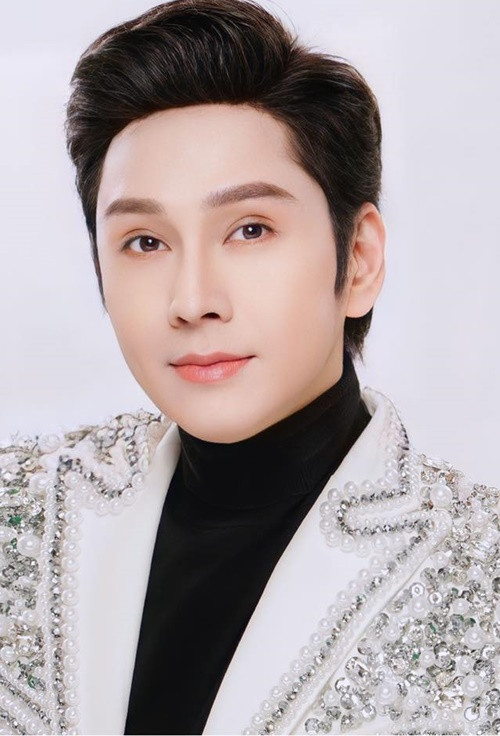 Vũ Luân từng hẹn hò một cô gái kém anh gần 20 tuổi. Cô gái là tiểu thư con nhà giàu và là fan của Vũ Luân. Ảnh: FB Vũ Luân.