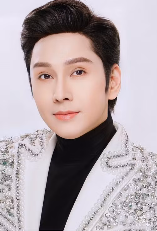 Vũ Luân từng hẹn hò một cô gái kém anh gần 20 tuổi. Cô gái là tiểu thư con nhà giàu và là fan của Vũ Luân. Ảnh: FB Vũ Luân.