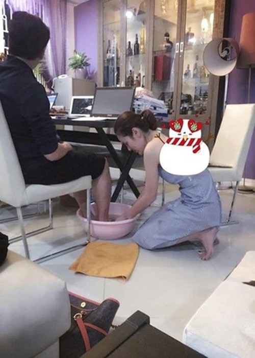 Thời còn mặn nồng, Phương Lê quỳ gối, rửa chân cho chồng do anh bị bệnh gout, chân rất đau nhức nên phải ngâm thuốc. Ảnh: FB Phương Lê.