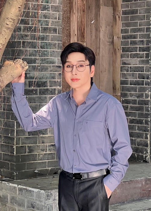 Vũ Luân vẫn muốn đi hát nên bị gia đình bạn gái cấm không cho hẹn hò. Không thể để người yêu chờ đợi cũng như không đủ bản lĩnh để đồng ý cho bạn gái bỏ nhà theo mình, nam ca sĩ quyết tâm chia tay. Ảnh: FB Vũ Luân. Ảnh: FB Vũ Luân.