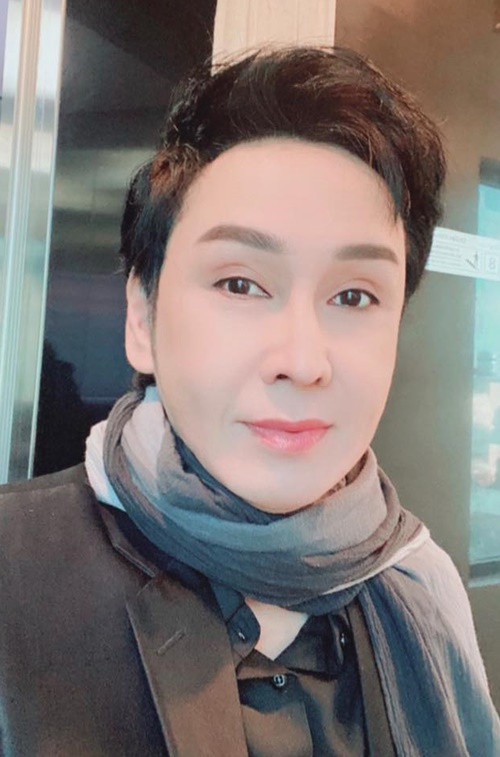 Trong cuộc phỏng vấn với Thế Giới Trẻ năm 2018, nam nghệ sĩ cho biết, ngày chưa đi hát, anh quen một cô gái nhưng khi hoạt động nghệ thuật, anh thấy bản thân yêu nghề hơn nên quyết định chấm dứt cuộc tình này. Ảnh: FB Vũ Luân.